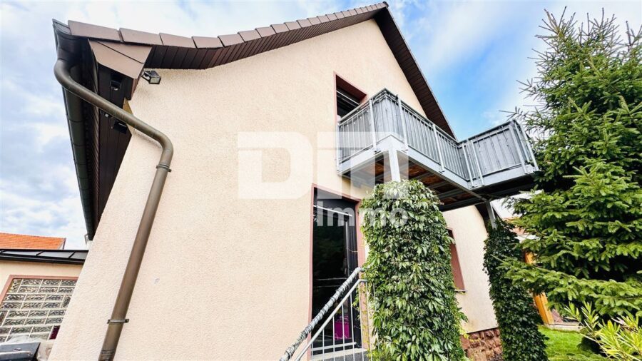 Helle Dreizimmerwohnung mit Terrasse + Stellplatz in saniertem Zweifamilienhaus - Seitenansicht